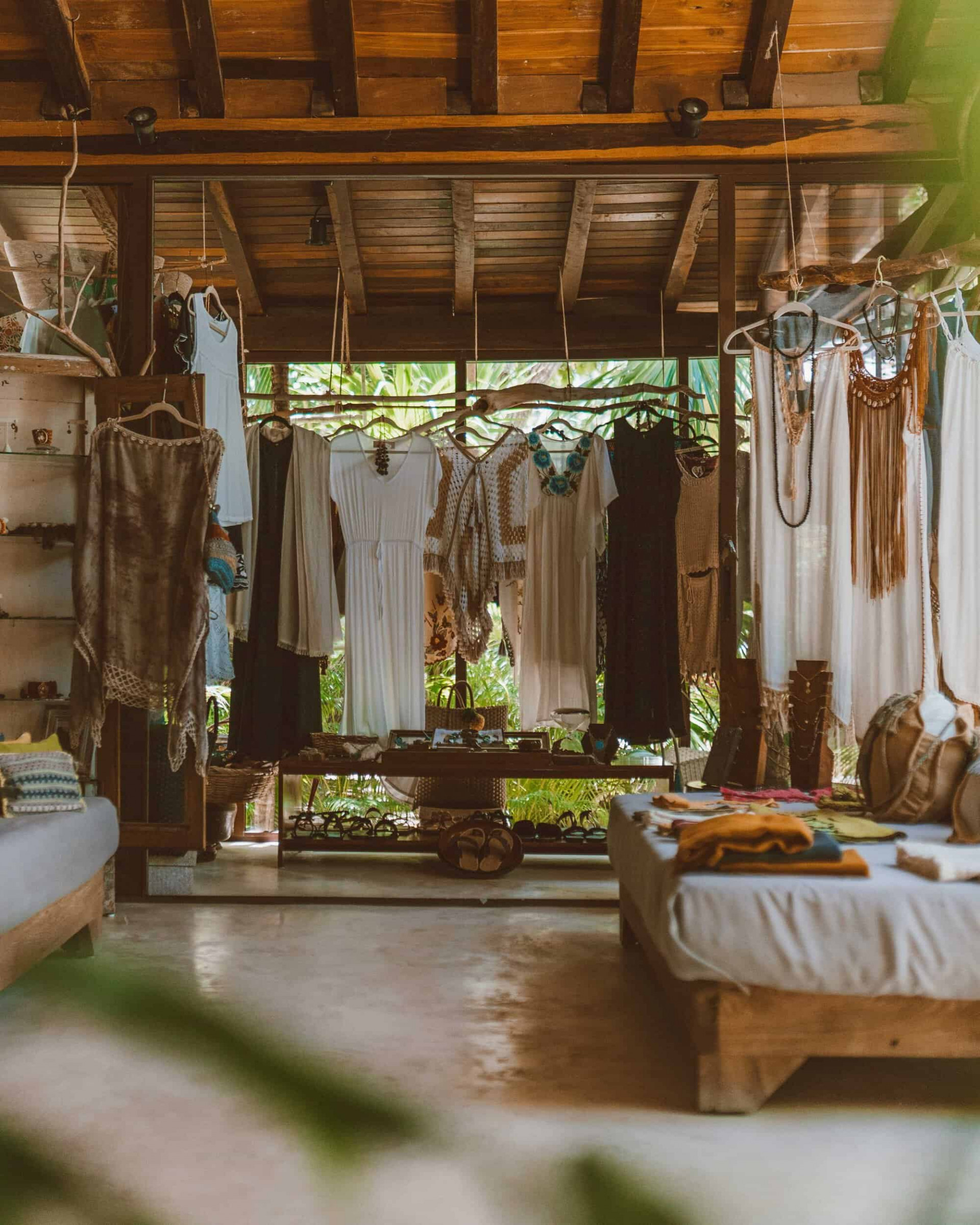 Colección de prendas en Once Tienda Boutique del hotel Jashita Tulum